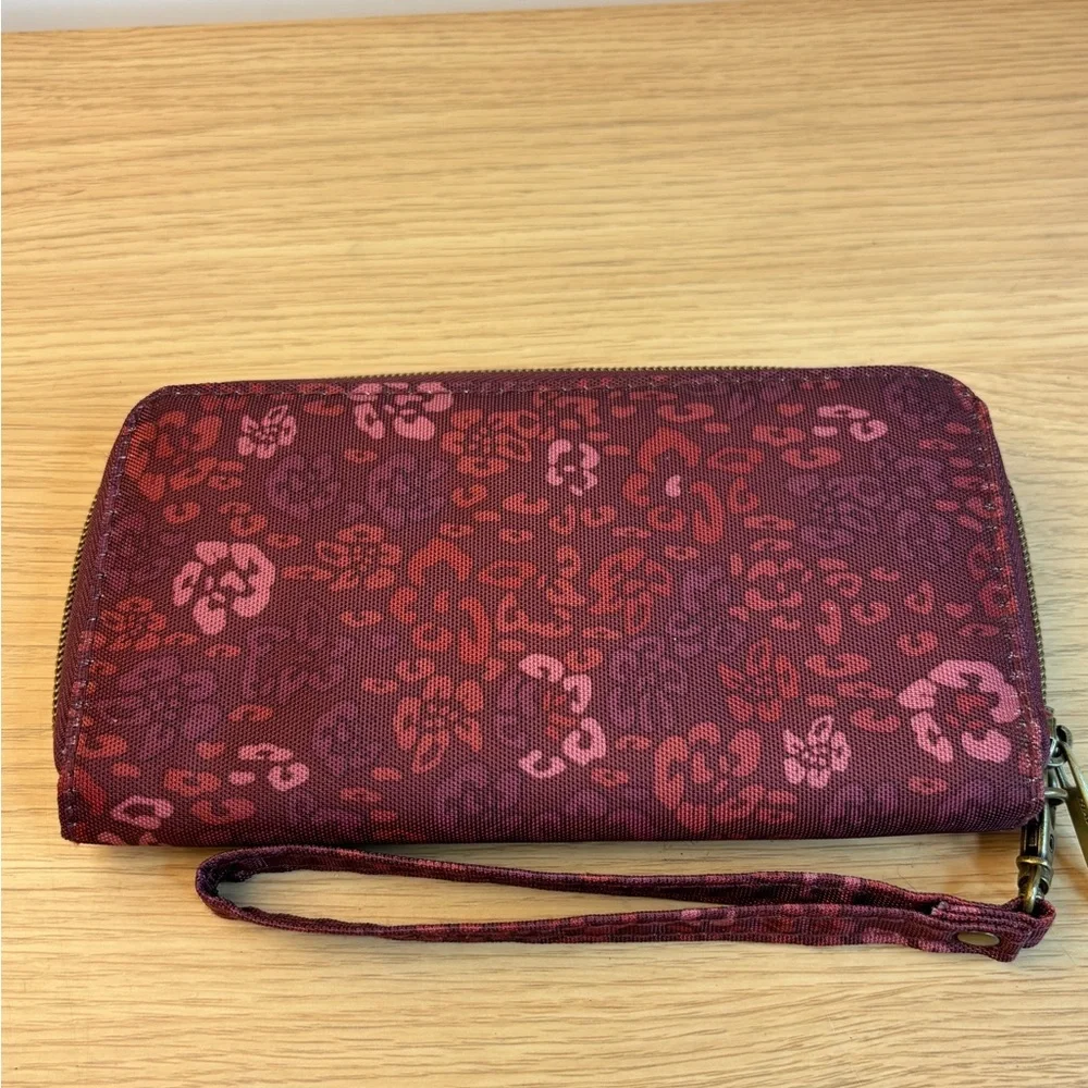 Travelon Zip‎ Around Wristlet Wallet Berry Purple Leopard Floral Print RFID